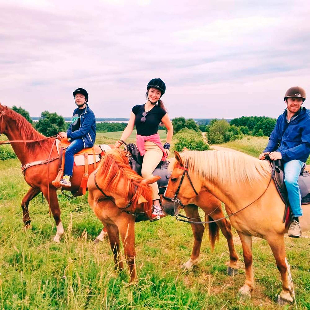 Прогулки на лошадях вдоль Нарочи